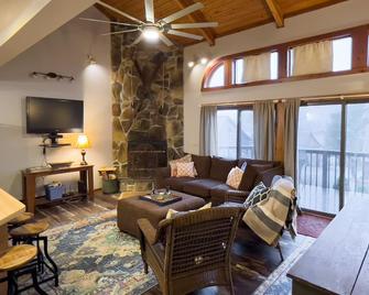 Renovated lakeside condo with Wisp views, community pool & more! - McHenry - Sala de estar