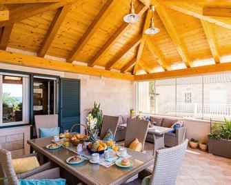 4 bedroom gorgeous home in Banici - Banići - Restaurant