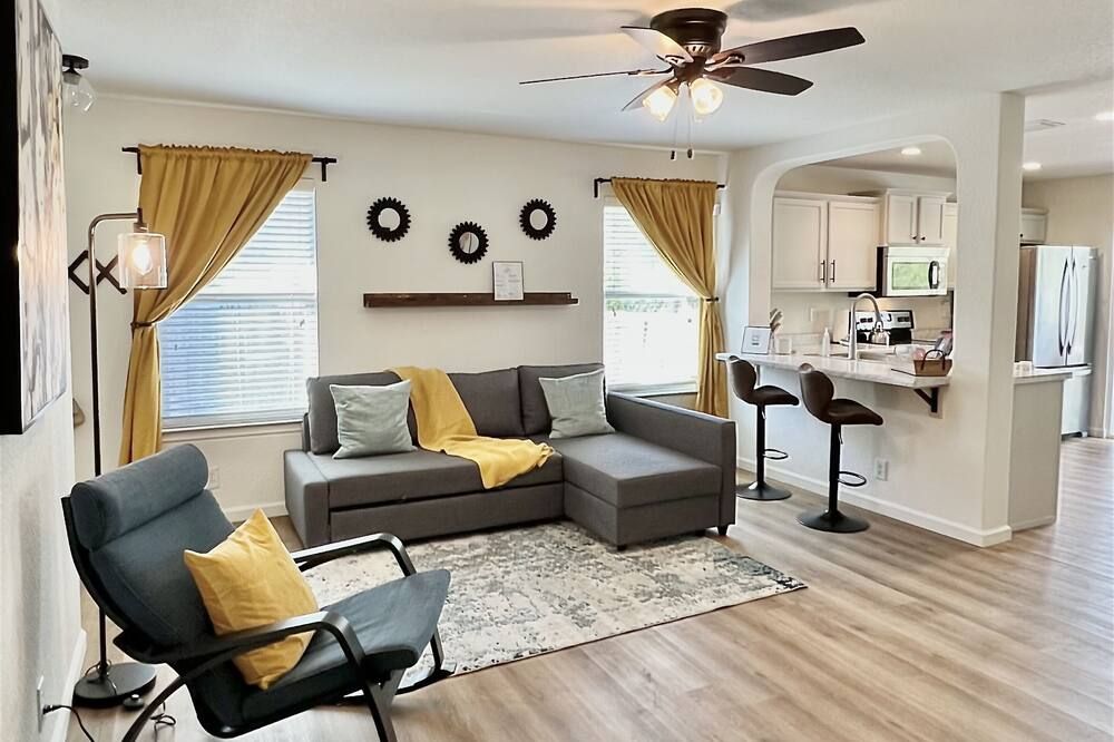 2.5 miles to Lackland BMT/12 miles to Sea World/Riverwalk - Macdona - Living room