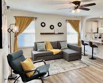 2.5 miles to Lackland BMT/12 miles to Sea World/Riverwalk - Macdona - Living room