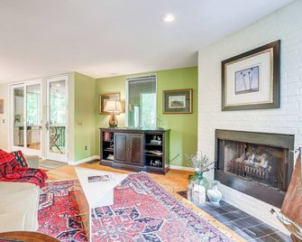 Carriage House Near Downtown & the Parkway - Asheville - Wohnzimmer