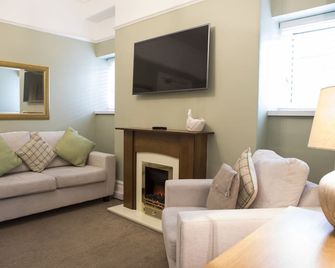 Braemar - Falmouth - Living room