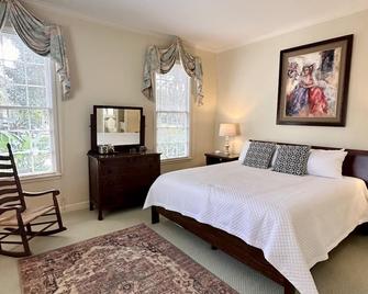 Classic Marshfront Sea Island Cottage! Huge Game Room! Steps To The Beach! Bikes - Sea Island - Habitación