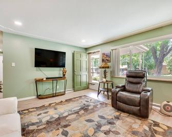 Pet-Friendly Gem with Private Yard in Westminster! - Westminster - Sala de estar