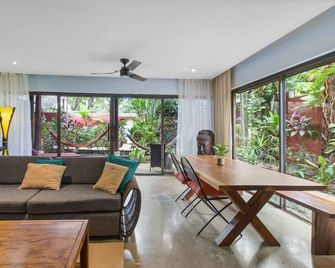 Lush Tropical Paradise! 2mins To Beach Luxury Home ~ El Delfin - Potrero - Sala de estar