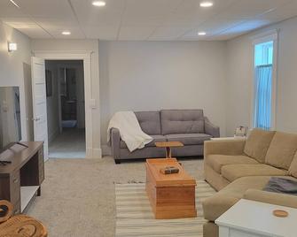 Warm northwoods beach-style apartment walking distance to OreBeGone & Mesabi Trl - Gilbert - Living room
