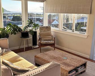 Sunnynook Cottage Sea Views Top Location, walking distance to town. - Raglan - Sala de estar