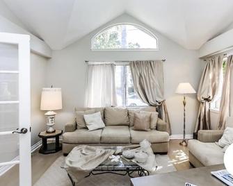 Shabby chic abode in Los Angeles ca - Lomita - Living room