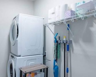 East Side Luxury 1BR Apt - Near Brady St with Balcony and Lounge - มิลวอกี