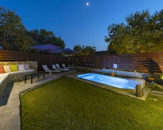 Salonikiou Beach Apartments & Villas - Salonikiou - Pool