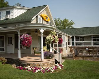 Charming Waterfront Suites on Lake George in Upstate New York - Lake George - Building