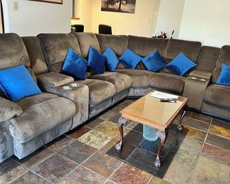 Charming 4BR Retreat near Gawler - 골러 - 거실