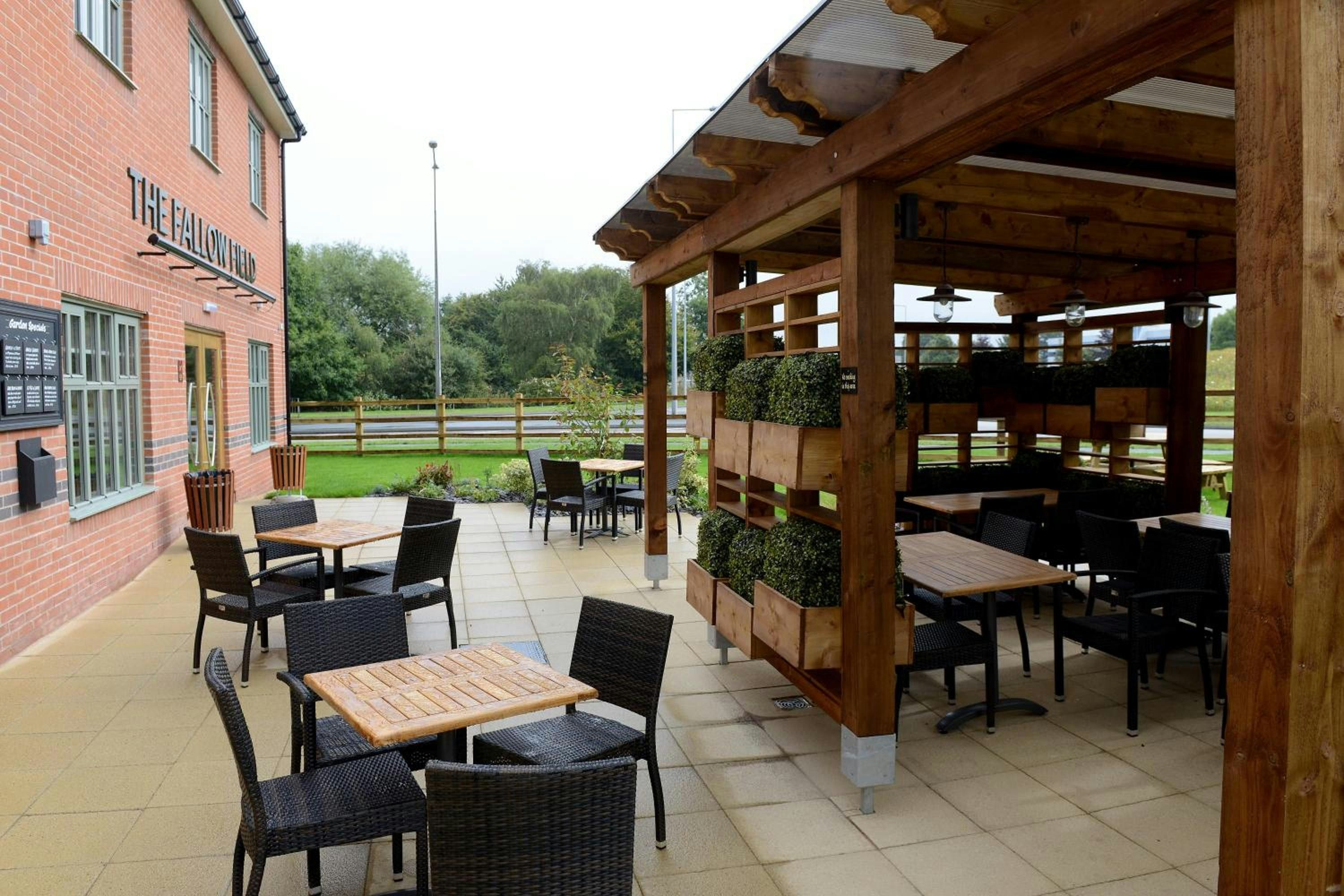 Fallow Field, Telford by Marston's Inns - Telford - Patio
