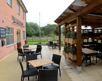 Fallow Field, Telford by Marston's Inns - Telford - Patio