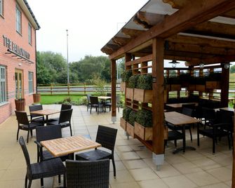 Fallow Field, Telford by Marston's Inns - טלפורד - פטיו
