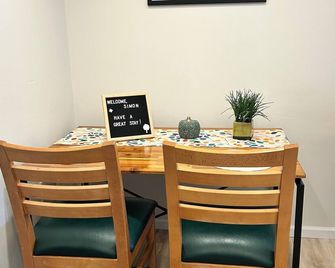 Brand new, modern, private, and cozy 430 sq. ft apartment across from city park! - Mobridge - Comedor