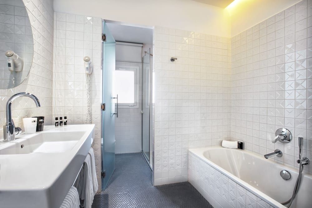 Bathroom view of One Shot Prado 23