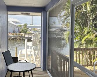 Studio on the Water. Great for monthly stays! - Saint James City - Balcón