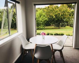 Rural Retreat 1 bedroom Guesthouse - New Plymouth - Dining room