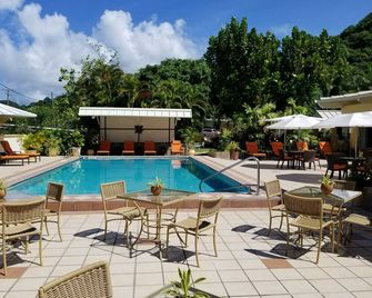 بلو هواريزونز جاردن ريزورت - سانت جورجز - حوض السباحة