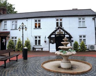 The Tudor Hotel - Pinner - Building