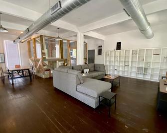 New Remodel! Historic Modern Industrial With A Splash Of History B&b - 聖安東尼奧 - 客廳