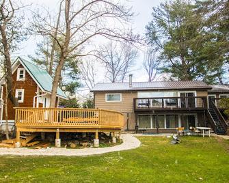 Enjoy Entire Waterfront Cottage Experience! - Washago - Edificio