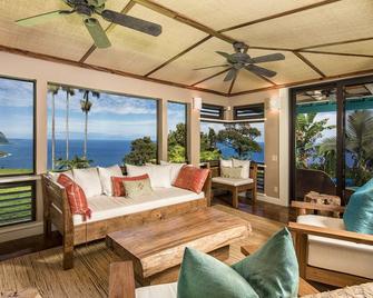 Waipio's Enchanted and Private Hideaway Pool, Slide, Hot tub & Spectacular Views - Kukuihaele - Living room