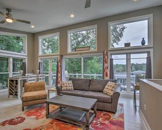 Waterfront Greenwood Getaway with Deck and Grill! - Greenwood - Living room