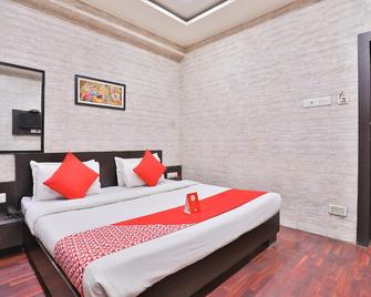 Hotel O S K - Rajkot - Habitación