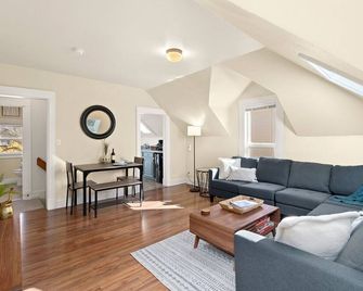 Cozy Victorian Cottage in the Heart of Old Town! - Fort Collins - Living room
