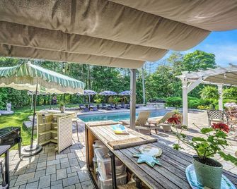 5 bedrooms, optional chef, covered porch, salt water pool, kayaks, golf - Carleton Place - Patio