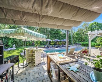 The Old Mill Manor: optional chef, pool, hot tub, docks, tiki bar & grill, - Carleton Place - Innenhof