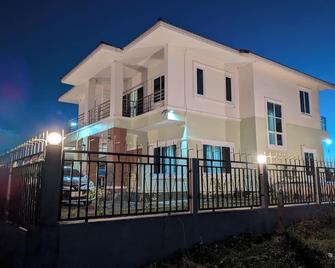 Spacious and private 4-bedroom riverside house with WiFi, AC - Satuek - Edificio