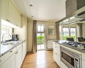 Beautiful private villa for 4 guests with WIFI, pool, TV and terrace - Dordrecht - Cuisine