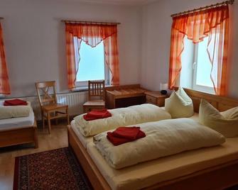 Dreibettzimmer Bettenhaus, Dusche, Wc,online - Landgasthof Süßebach - Eichigt - Schlafzimmer