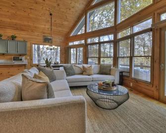 Beautiful Renovated Cabin In Blue Ridge - Mineral Bluff - Living room