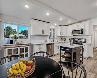 Remodeled West Sacramento Home In Quiet - West Sacramento - Kitchen