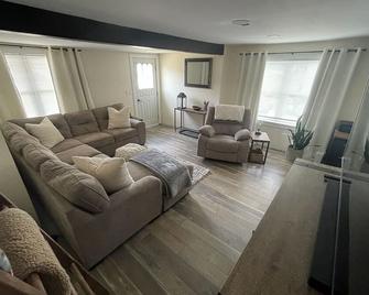 Cozy 2 Bedroom Home, Fast Wifi, Free Parking, Bbq - Albany - Living room