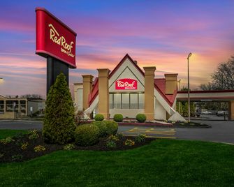 Red Roof Inn & Suites Newark - University - Newark - Building