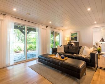 Beautiful Waterfront Peninsula Lake Year Round Cottage w/ All Day Sun! - Lake of Bays - Living room