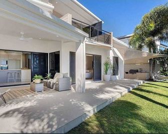 Beachfront Living - Mackay - Innenhof