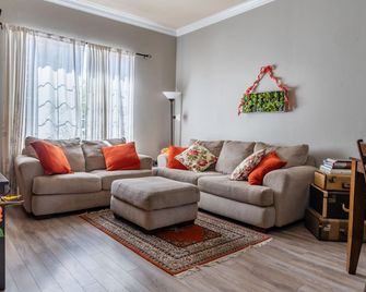 Ritz Del Rio-Your Spacious Downtown Retreat! - El Paso de Robles - Sala de estar