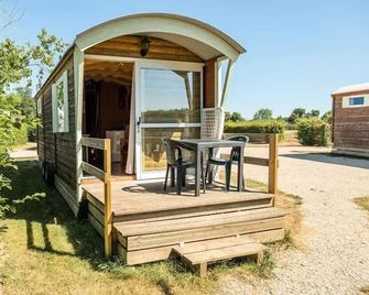 Travel Trailer - 1 bedroom, sleeps 4 - Vonnas
