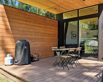 The Two Medicine at Stoner Creek Cabins - Lakeside - Patio