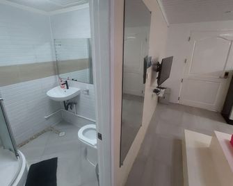 A Touch of Pink Secret Eco Retreat with Pool, Starlink WiFi, Netflix, Mountain Views - Peaceful Stay in Puerto Princesa Near Underground River, Firefly Watching, and Waterfalls - Perfect Stop Between El Nido, Port Barton, and Puerto City - Scooter Rental - Puerto Princesa - Bathroom