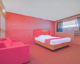 Town & Country Motel Bossier City By OYO - Bossier City - Bedroom