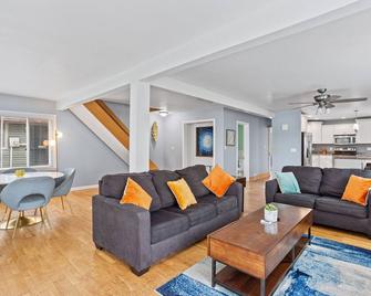 Park Lake Getaway - East Lansing - Living room