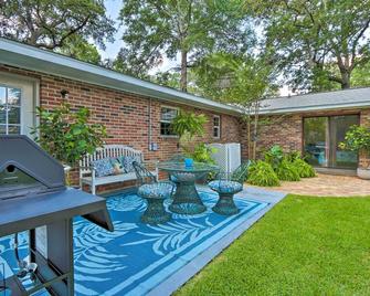 Downtown Home with Yard and BBQ - 6 Mi to Downtown! - Beaufort - Patio