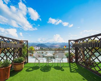 Xiongxuan Hotel (Dali Lushan Ancient City High-speed Railway Station) - Dali - Balcony
